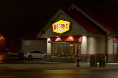 Niagara, Kanada, 2020. Geceleri popüler Denny 's restoranının perakende satış mağazasını aydınlatırdı. Masa servisi tarzı bir restoran zinciri. Dünya çapında 1600 'den fazla restoran işletiyor.