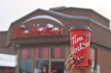 Toronto, Ontario, Kanada, 2020. Tim Hortons 'ın kahve fincanını elinde tutuyordu. Tim Hortons dünya çapında ünlü bir fast food ve kahve zinciri.