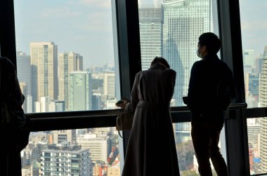 Koruyucu maskeli insanlar 