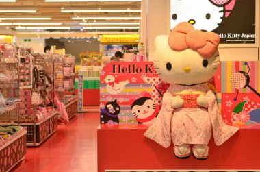 Tokyo, Japonya, 2020. Narita Uluslararası Havaalanı 'ndaki Hello Kitty perakende mağazası. Mağazada kocaman bir oyuncak var. Kimono giyen bir kedi yavrusu ve sevimli pembe aksesuarlar. 