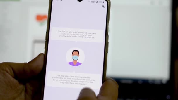 Nowe Delhi Indie 2020 Dziewczyna Instalująca Aplikację Aarogya Setu Telefonie — Wideo stockowe