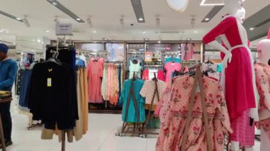 Delhi, Hindistan, 2020. Pan, yeni açılan bir alışveriş merkezinde modern bir moda mağazasının içinde çekildi. Çekimde, görsel pazarlama kılavuzu olarak gösterilen Hint etnik giysileri giyen mankenli kadın bölümleri gösteriliyor.