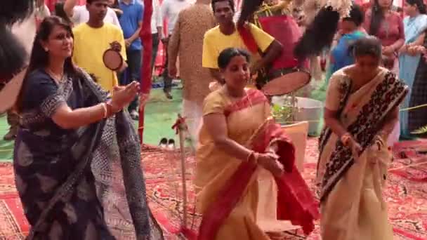 Kalkutta Indien 2020 Aufnahme Von Tanzenden Damen Mit Dhunachi Die — Stockvideo