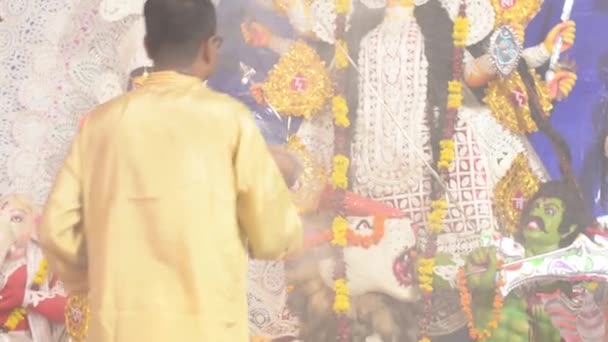 Kolkata India 2020 Een Shotje Pandit Met Dhunachi Die Wierook — Stockvideo