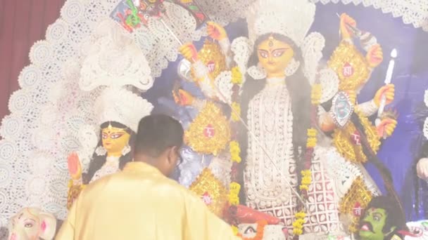 Kolkata India 2020 Shot Pandit Holding Dhunachi Emitting Incense Pujo — стокове відео