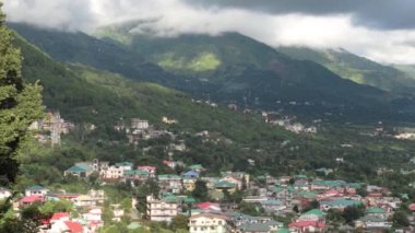 Mcleodganj - kabarık beyaz gri bulutlar yeşil ağaçlar üzerinde yuvarlanıyor tepe kenarları Himachal Pradesh, Hindistan