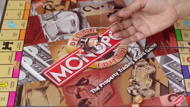 Londra Ngiltere Ngiltere 2020 Evde Monopoly Tahtasında Zar Atan Bir — Stok video