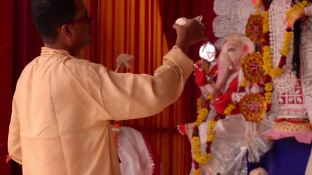 Kolkata India 2020 Shot Pandit Holding Dhunachi Emitting Incense Pujo — стокове відео