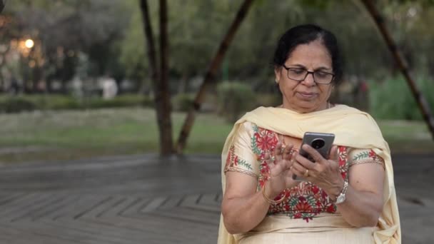 Senior Indian Woman Glassses Wearing Traditional Salwar Kameez Dial Speaking — Stock video