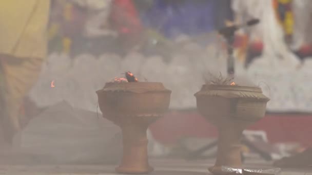Dhunachi Das Ein Indischer Räucherbrenner Für Traditionelle Zeremonien Benutzte — Stockvideo