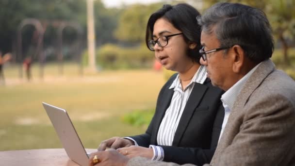 Father Daughter Park Laptop — Vídeo de stock