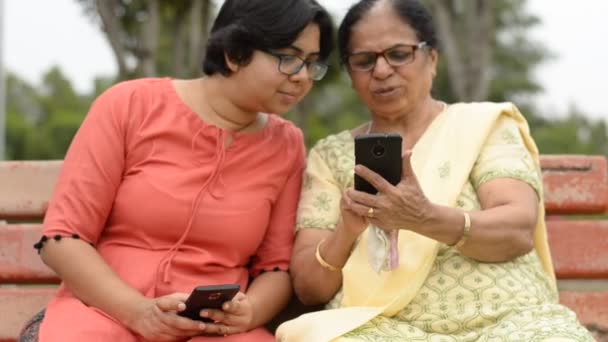 Женщины Читают Телефону Смеются — стоковое видео