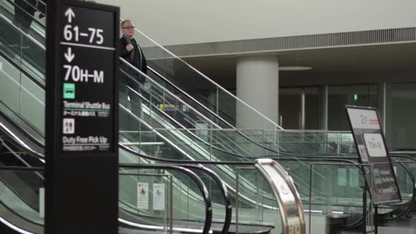 Masked Tourists Coming Elevator Narita Airport Japan — Stockvideo