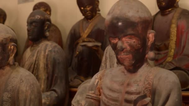 Αγάλματα Βουδιστών Μοναχών Διαλογίζονται — Αρχείο Βίντεο
