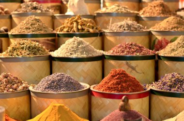 Ramazan Kareem sırasında Al Ras, Deira, Dubai 'nin yakınlarındaki Baniyas Caddesi' ndeki ünlü Baharat Çorbası pazarında sergilenen aromatik baharat ve otlar yığını. Burası ünlü bir turizm beldesi.