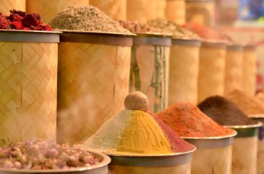 Ramazan Kareem sırasında Al Ras, Deira, Dubai 'nin yakınlarındaki Baniyas Caddesi' ndeki ünlü Baharat Çorbası pazarında sergilenen aromatik baharat ve otlar yığını. Burası ünlü bir turizm beldesi.
