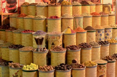 Ramazan Kareem sırasında Al Ras, Deira, Dubai 'nin yakınlarındaki Baniyas Caddesi' ndeki ünlü Baharat Çorbası pazarında sergilenen aromatik baharat ve otlar yığını. Burası ünlü bir turizm beldesi.