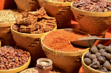 Al Ras, Deira, Dubai yakınlarındaki Baniyas Caddesi 'ndeki ünlü Baharat Çorbası pazarında sergilenmekte olan aromatik baharatlar ve otlar yığını. Burası ünlü bir turizm beldesi.