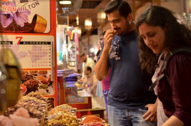 Dubai, BAE, 2020. Al Ras, Deira, Dubai yakınlarındaki Baniyas Caddesi 'ndeki ünlü Baharat Çorbası pazarında yürüyüş turu yapan ve aromatik baharatlar ve bitkiler kokan turistler sergileniyor.. 