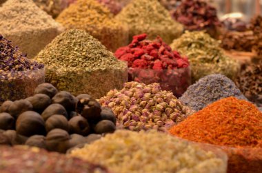 Al Ras, Deira, Dubai yakınlarındaki Baniyas Caddesi 'ndeki ünlü Baharat Çorbası pazarında sergilenmekte olan aromatik baharatlar ve otlar yığını. Burası ünlü bir turizm beldesi.