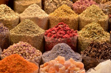 Al Ras, Deira, Dubai yakınlarındaki Baniyas Caddesi 'ndeki ünlü Baharat Çorbası pazarında sergilenmekte olan aromatik baharatlar ve otlar yığını. Burası ünlü bir turizm beldesi.