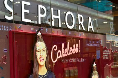 Dubai, BAE, 2020. Dubai 'deki Sephora kozmetik mağazası. Sephora, Fransız çokuluslu kişisel bakım ve güzellik mağazaları zinciri..