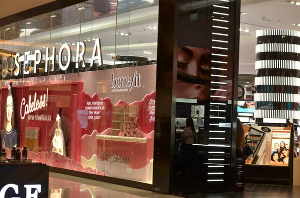 Dubai, BAE, 2020. Dubai 'deki Sephora kozmetik mağazası. Sephora, Fransız çokuluslu kişisel bakım ve güzellik mağazaları zinciri..