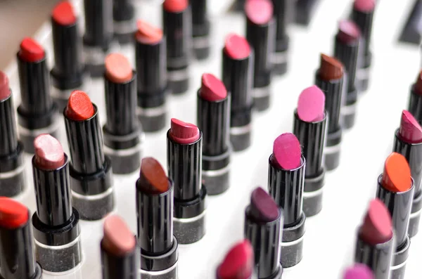 Amerika 'da bir alışveriş merkezindeki perakende mağazasında adı açıklanmayan rujlar sergileniyor. Ekranda testçi olarak kullanılabilecek çok farklı renkler var. Birçok farklı kozmetik firması bunları satıyor - MAC, Lakme, Sephora, Maybelline, YSL, Collibar, Clinique, LOreal Paris