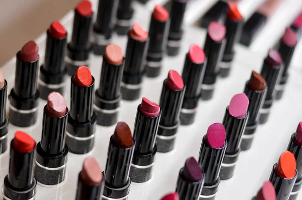 Amerika 'da bir alışveriş merkezindeki perakende mağazasında adı açıklanmayan rujlar sergileniyor. Ekranda testçi olarak kullanılabilecek çok farklı renkler var. Birçok farklı kozmetik firması bunları satıyor - MAC, Lakme, Sephora, Maybelline, YSL, Collibar, Clinique, LOreal Paris