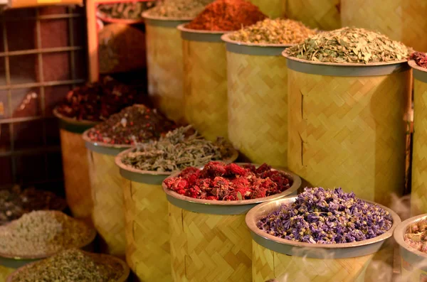 Rangées Tas Épices Aromatiques Herbes Exposées Célèbre Marché Spice Souk — Photo