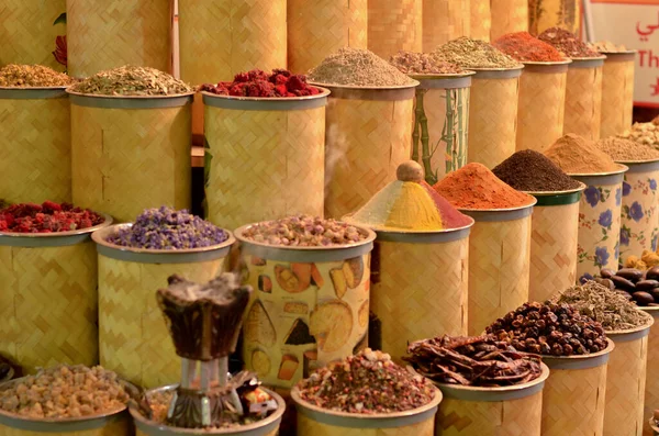 Rzędy Kupy Aromatycznych Przypraw Ziół Słynnym Targu Spice Souk Przy — Zdjęcie stockowe