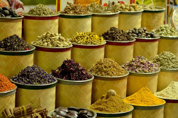 Rijen Hopen Aromatische Specerijen Kruiden Tentoongesteld Beroemde Spice Souk Markt — Stockfoto