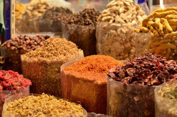 Al Ras, Deira, Dubai yakınlarındaki Baniyas Caddesi 'ndeki ünlü Baharat Çorbası pazarında sergilenmekte olan aromatik baharatlar ve otlar yığını. Burası ünlü bir turizm beldesi.