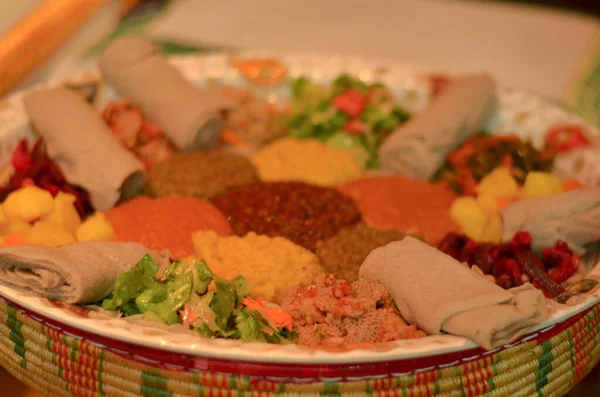 Etiyopya yemeği Yetsom Beyaynetu (anlamı: oruç kombinasyonu tabağı) Etiyopya 'nın Addis Ababa kentindeki bir restoranda. Bir tabakta servis edilen sebze ve köri karışımından oluşuyor.