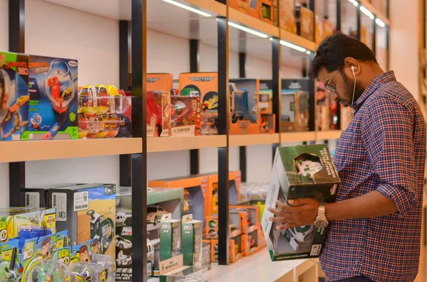 Dubai, BAE, 2020. Lulu hipermarket perakende mağazasında oyuncaklar için alışveriş yapan bir müşteri. Görsel satıcılar tarafından dekore edilen raflarda FMCG ürünlerinin çeşitleri var. Modern Costco mağazaları vitrin pazarlama kullanıyor 
