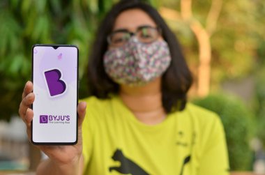 Bangalore, Karnataka, Hindistan, 2020. Maskeli kız. Byju 's Learning App, Hint eğitim teknolojisi (edtech) ve çevrimiçi eğitim firması Think and Learn Private Ltd' nin yaygın markasıdır.