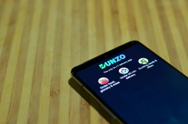 Mumbai, Hindistan, 2020. Dunzo Teslimat uygulaması logosu cep telefonu ekranında parlıyor. Seçici odaklanma ve yüzeysel alan derinliği. Ana odak noktası logo..