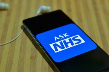 Londra, İngiltere, 2020. Ulusal Sağlık Hizmetleri (NHS) uygulaması, Birleşik Krallık 'ın devlet tarafından finanse edilen sağlık hizmetleri sistemleri için kullanılan şemsiye terimi. 1948 'den beri genel vergilendirmeden finanse ediliyor.