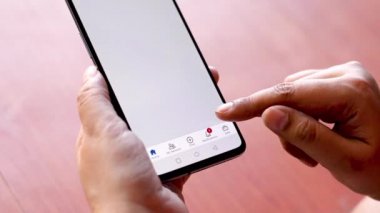 Yeni Delhi, Hindistan, 2020. Coronavirus tecridi sırasında evden çalışırken akıllı telefonundaki Linkedin uygulamasını kullanan bir kadının elleri kapalı. Kavram İş Ağı