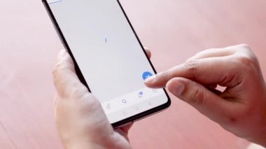 Yeni Delhi, Hindistan, 2020. Coronavirus tecridi sırasında evden çalışırken akıllı telefonundaki Twitter uygulamasını kullanan bir kadının elleri kapalı. Sosyal Ağı Kabul Et