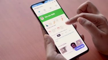 Delhi, Hindistan, 2020. Aarogya Setu uygulamasının ev karantinası altındaki cep telefonundaki istatistikleri tarıyorum. Hindistan Hükümeti tarafından Coronavirus (Covid-19) hastalarını önleme ve test etmek için başlatıldı 