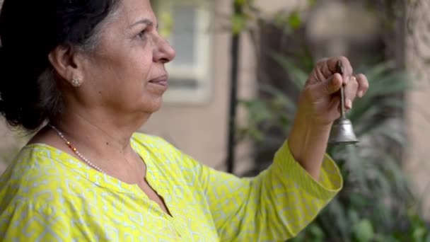 Mujer India Tercera Edad Tocando Campana Del Templo Como Una — Vídeo de stock