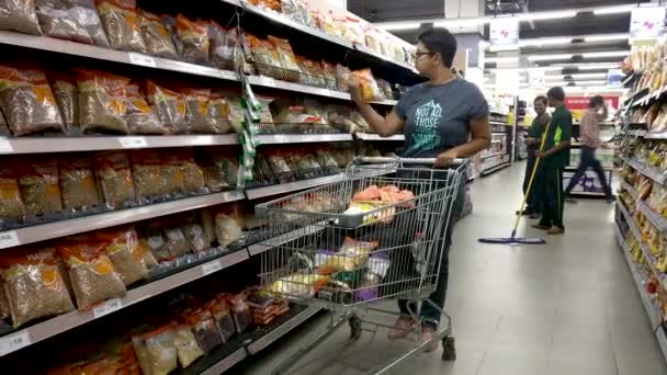 Delhi Indien 2020 Video Ung Kvinna Shopping Bläddra Gången Modern — Stockvideo