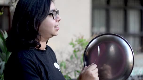 Νεαρή Ινδή Κοπέλα Κάνει Θόρυβο Ένα Πιάτο Και Κουτάλι Ένδειξη — Αρχείο Βίντεο
