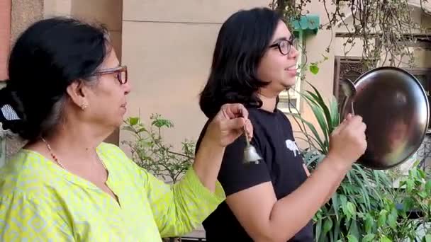 Молодые Пожилые Индийские Женщины Шумят Тарелкой Ложкой Колокольчиком Знак Уважения — стоковое видео