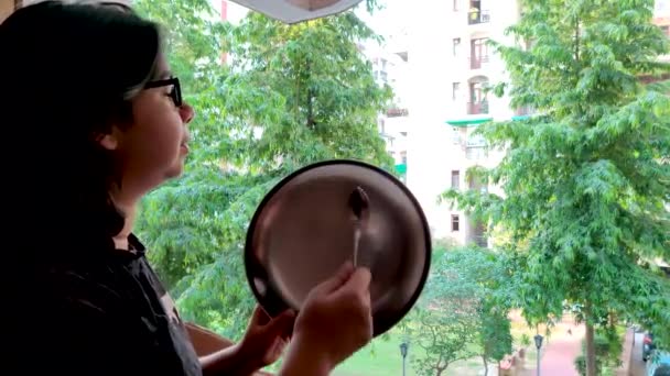 Young Indian Girl Making Noise Plate Spoon Mark Respect Essentia — Stock Video