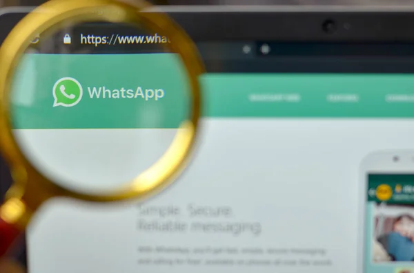 Kaliforniya, ABD, 2020. Whatsapp ağı tarayıcıda açılır ve büyüteçle görülür. Arka planda odak dışı dizüstü bilgisayar ekranı var. Kurye uygulamasını kavra - Evden çalış