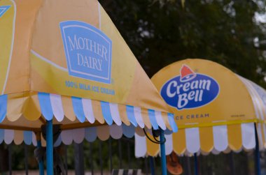 Yeni Delhi, Hindistan, 2020. Cream Bell ve Mother Dairy Dondurma tezgahları Delhi 'nin Hindistan kapısında. Turistler ve yerliler için merkezi bir nokta. Çoğu insan akşamları dondurma yemek için dışarı çıkar..
