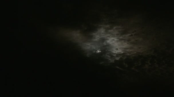 Pleine lune derrière les nuages nocturnes. Délai imparti 