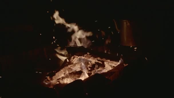 Vintage waterkoker over het verbranden van hout in de brand in de slow-motion Rechtenvrije Stockvideo